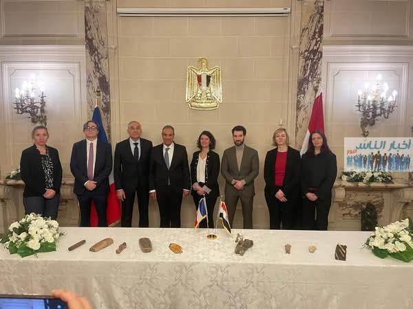 وزير الخارجية يحضر مراسم إسترداد قطع اثرية مصرية بمقر السفارة المصرية في باريس 1 IMG 20250213 WA0016
