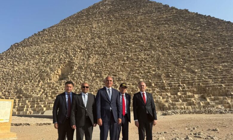 وزير الثقافة والسياحة التركي يزور منطقة أهرامات الجيزة … ويشيد بتاريخ المنطقة وعراقة الحضارة المصرية القديمة 1 FB IMG 1746562794186