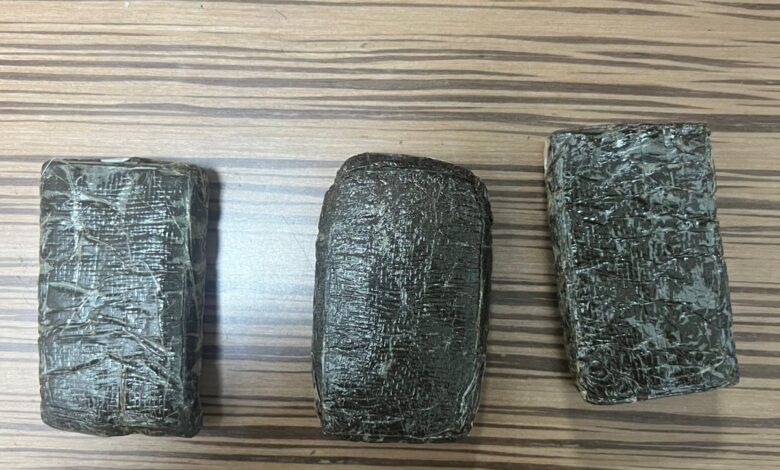 ضبط راكب أجنبي بحوزته ٣٠٠ جرام حشيش وحبوب مخدرة 1 IMG 20250509 WA0057