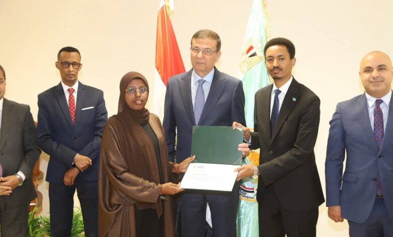 وزير الزراعة يشهد حفل تخرج متدربين صوماليين.. ضمن برنامج الممارسات الجيدة لإدارة التربة ومياه الري والمحاصيل 1 IMG 20250529 WA0038