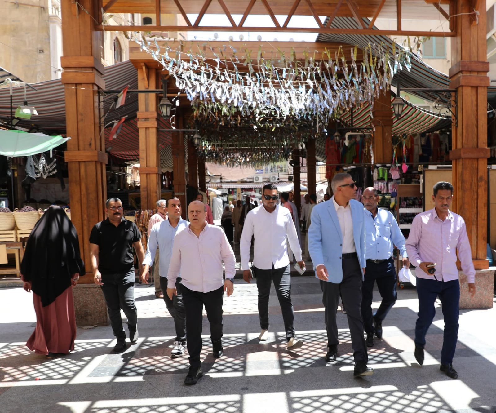 جولة ميدانية لمحافظ أسوان بالسوق السياحى والأحياء السكنية المجاورة 1 IMG 20250627 WA0048