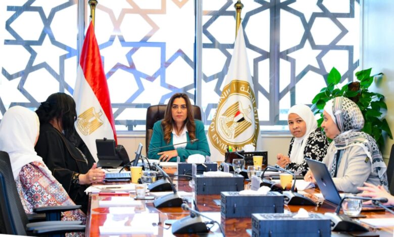 د . منال عوض تعقد إجتماعًا مع قطاع الإدارة البيئية لبحث منظومة تقييم الأثر البيئي للمشروعات 1 IMG 20250815 WA0051