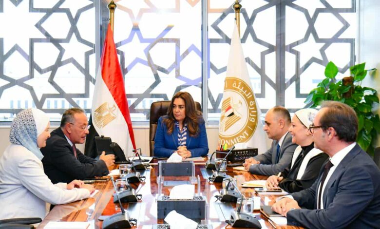 منال عوض تلتقى الرئيس التنفيذي لهيئة المتحف المصري الكبير لبحث مختلف الجوانب البيئية للمتحف 1 IMG 20250911 WA0034