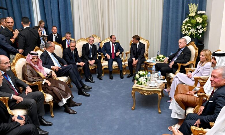 الرئيس عبد الفتاح السيسي يشارك في إجتماع على هامش قمة شرم الشيخ للسلام ضم ملك الأردن ورئيسي فرنسا وتركيا وأمير دولة قطر والمستشار الألماني ورؤساء وزراء إيطاليا والمملكة المتحدة،د وكندا ووزير خارجية المملكة العربية السعودية 1 FB IMG 1760371781376