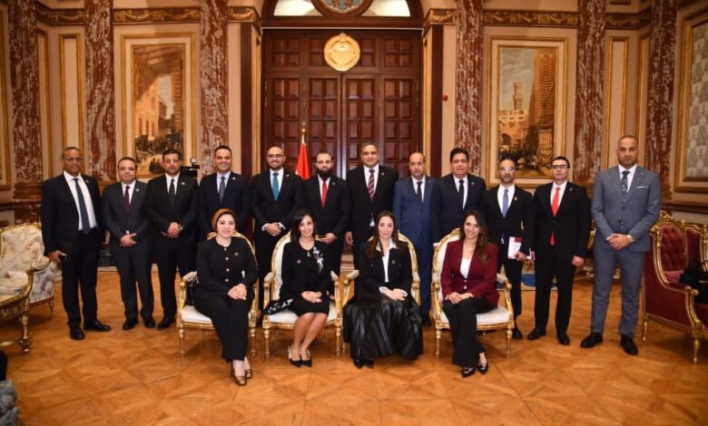 أعضاء مجلس الشيوخ عن تنسيقية شباب الأحزاب والسياسيين يؤدون اليمين خلال الجلسة الإفتتاحية لدور الإنعقاد الأول بالفصل التشريعي الثاني 1 FB IMG 1760807481034