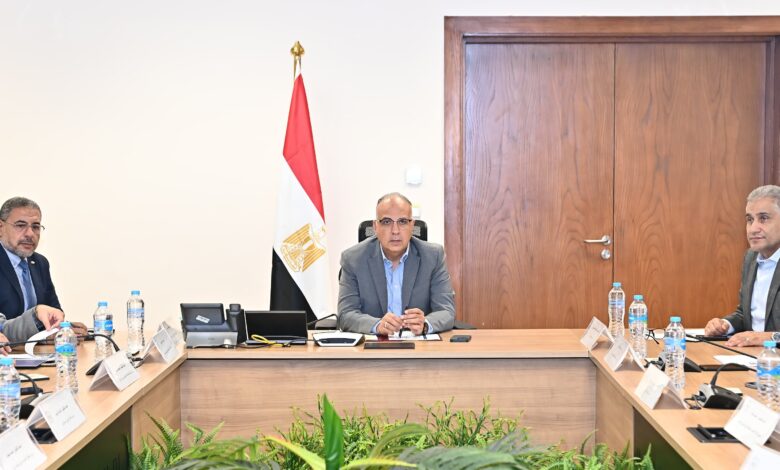 سويلم خلال ترأسه إجتماع لجنة إيراد النهر .. إدارة الموقف المائي بصورة ديناميكية لتحديد توقيتات التصرفات المائية 1 IMG 20251026 WA0009