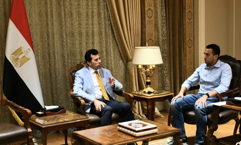 وزير الرياضة يلتقي البطل الأولمبي أحمد الجندي 1 IMG 20251027 WA0065