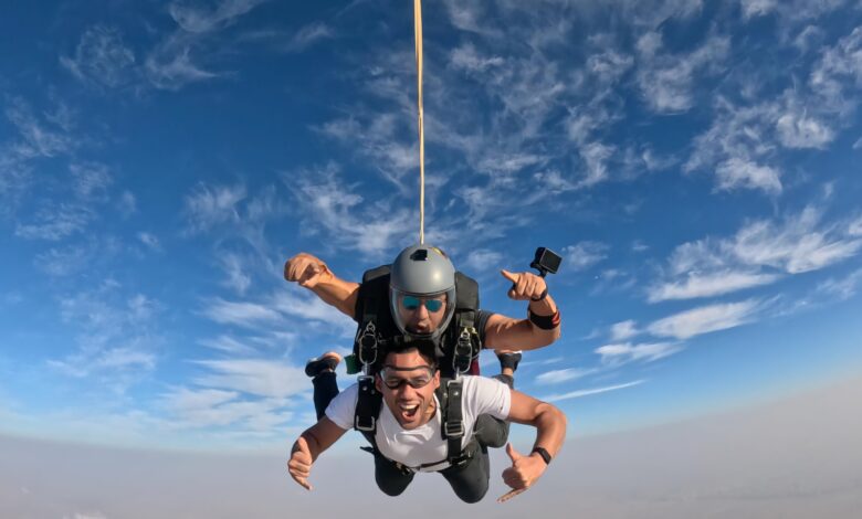 البطل الأولمبي أحمد الجندي ينفذ قفزة في سماء من إرتفاع 13 ألف قدم بالعاصمة الإدارية 1 IMG 20251110 WA0053