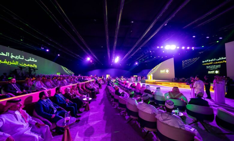 بتنظيم من دارة الملك عبدالعزيز ملتقى "تاريخ الحج والحرمين الشريفين" بجدة يستعرض أكثر من مئة عام من تاريخ الحج بوثائق نادرة ومخطوطات ومقتنيات أثرية وعروض رقمية مبتكرة 1 IMG 20251111 WA0014