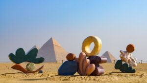 بمشاركة عشر فنانين عالميين : أهرامات الجيزة تحتضن الدورة الخامسة لمعرض " الأبد هو الأن " 2 IMG 20251112 WA0030