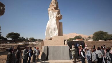 وزير السياحة يزيل الستار عن تمثالين ضخمين للملك أمنحتب الثالث بعد ترميمهما وإعادة تركيبهما ورفعهما بمكانهما الأصلي بمعبده الجنائزي بالأقصر 5 FB IMG 1765720375468