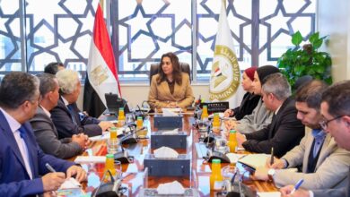 د. منال عوض تبحث فرص الإستثمار المستدام داخل المحميات الطبيعية مع أحد المستثمرين 9 IMG 20251213 WA0013