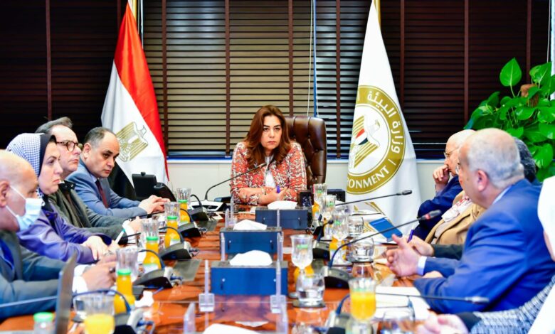 د. منال عوض تبحث مع الفرق التفاوضية لوزارة البيئة أهم المخرجات الفنية للمشاركة المصرية بالمؤتمرات والإتفاقيات البيئية الاخيرة 1 IMG 20251225 WA0043