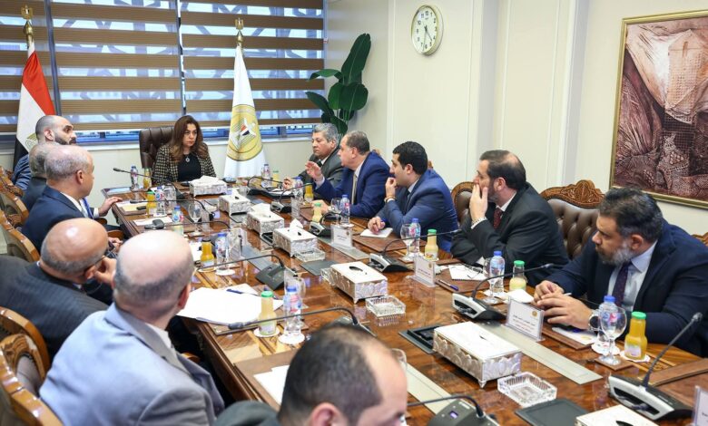 وزيرة التنمية المحلية تبحث مع قيادات وزارة الاتصالات إتاحة تقديم طلبات منظومة المحال العامة على منصة مصر الرقمية 1 FB IMG 1768983771995