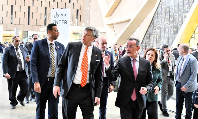 نائب وزير الخارجية الأمريكي ونائب وزير خارجية جمهورية طاجيكستان يزوران المتحف المصري الكبير 1 FB IMG 1769538486581