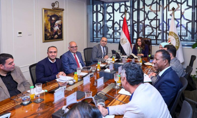 د. منال عوض تبحث مع قيادات جهاز تنظيم إدارة المخلفات الوضع الراهن لتنفيذ منظومة إدارة المخلفات وسُبل التطوير 1 IMG 20260102 WA0035