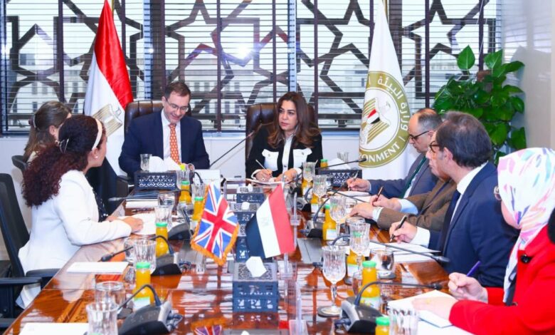 د. منال عوض تبحث مع السفير البريطاني تعزيز الشراكة الاستراتيجية في مجالات المناخ والنمو الأخضر 1 IMG 20260122 WA0047