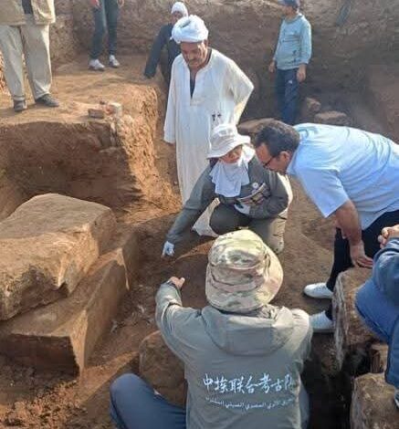 بعثة أثرية مصرية-صينية تكشف عن مبنى من الحجر الجيري يُرجّح انتماؤه لمعبد الملك أبريس بمنطقة ميت رهينة 1 FB IMG 1771534506091