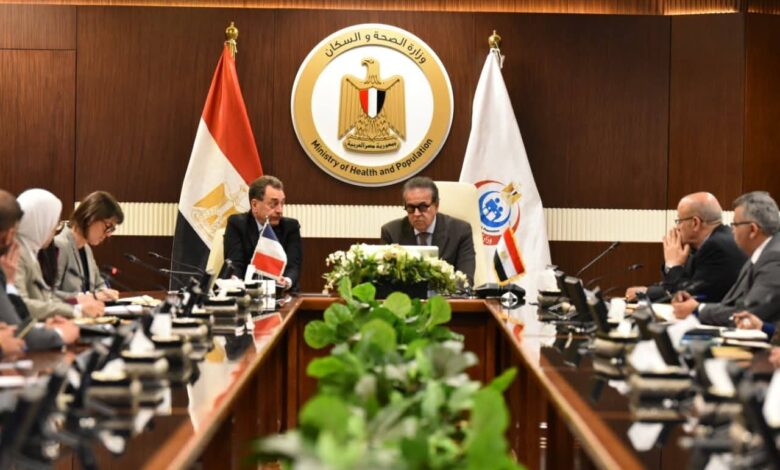 وزير الصحة يبحث مع سفير فرنسا دعم علاج مرضى الأورام القادمين من غزة بمستشفى «جوستاف روسي» 1 FB IMG 1771874263259