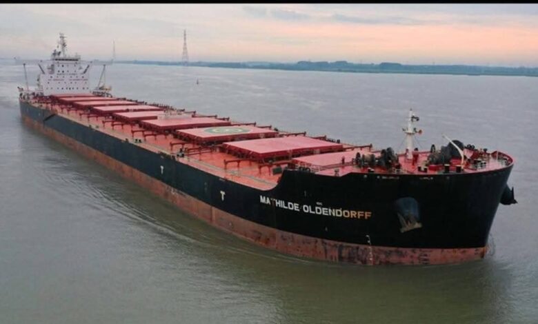 ميناء شرق بورسعيد يستقبل ثالث أكبر سفينة صب جاف منذ بدء نشاط تداول بضائع الصب 1 FB IMG 1772111769719