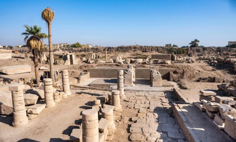 السياحة : الإنتهاء من مشروع إعادة تركيب وترميم بوابة سور الملك رمسيس الثالث شمال معابد الكرنك 1 FB IMG 1774105242928