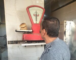 محافظ قنا: تكثيف الرقابة التموينية خلال عيد الفطر.. وتحرير محاضر لمخابز مخالفة 2 IMG 20260321 WA0025