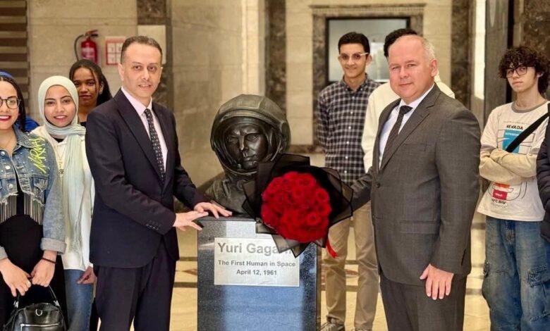 زهور روسية أمام تمثال جاجارين بالقاهرة 1 IMG 20260411 WA0016